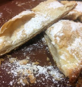 Read more about the article Kamado Dessert – Apricot Puff Pastry Parcels